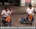 נגנים מונגולים המנגנים במורין צ'ור ושרים שירה אופיינית