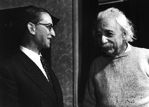 המלחין הישראלי מנחם אבידום עם הפיסיקאי אלברט איינשטיין